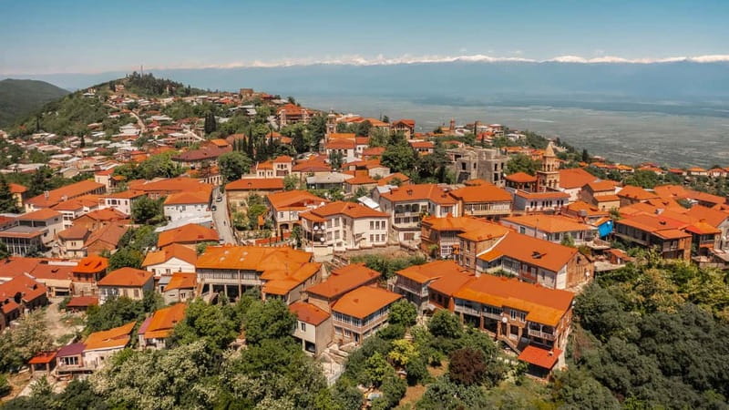 From Tbilisi: Kakheti & Sighnaghi Guided Day Trip with Wine - Pickup and the in-town rhythm of the itinerary