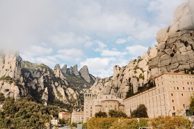 Full-Day Trip Barcelona to Montserrat Monastery & Cava Winery - Abadia de Montserrat: basilica highlights, La Moreneta, and that early-morning atmosphere