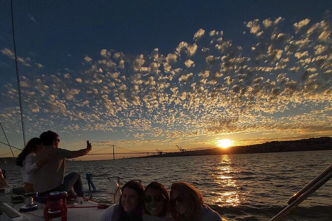 Golden Hour Boat Tour - Sailing by the Monuments with Wine - Morning vs Afternoon: Timing for Light, Comfort, and Your Photos
