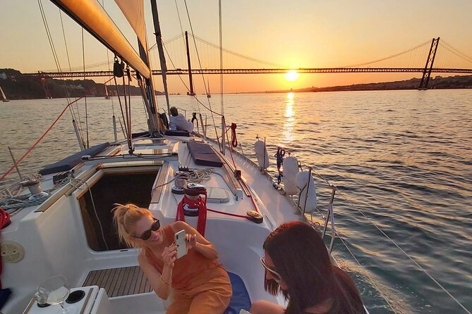 Golden Hour Boat Tour - Sailing by the Monuments with Wine - The 2-Hour Plan: What You Actually See From the Water