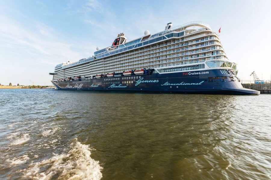 Hamburg: Harbor Cruise with Wine and Cheese - Onboard comfort, service style, and what the boat feels like