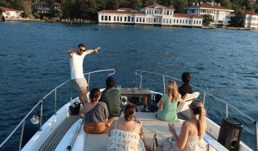 Istanbul: Small Group Yacht Tour with Unlimited Wine - Rumeli Fortress to Küçüksu Palace: The Cruise Starts Strong