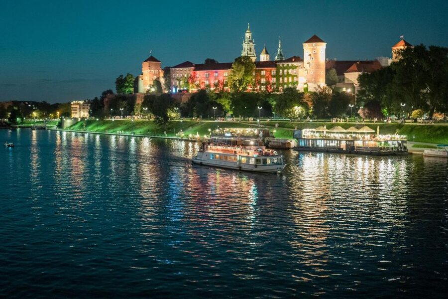 Krakow: Evening Cruise with a Glass of Wine - Getting to the Kapitan Victor pier by Sheraton (and finding your boat)