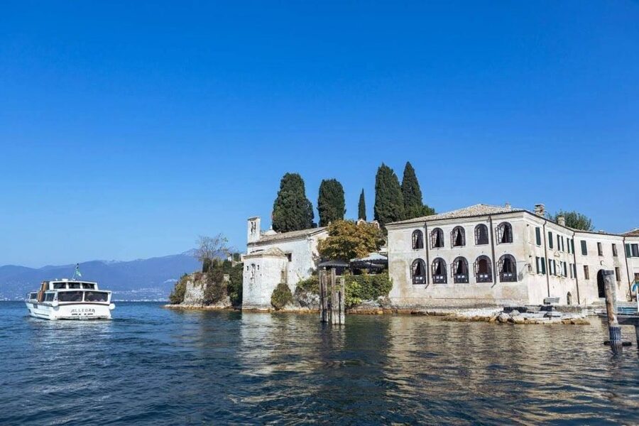 Lake Garda: Historic Castle Cruise with Wine Tasting - Villa Canossa swim stop: how to plan for lake time