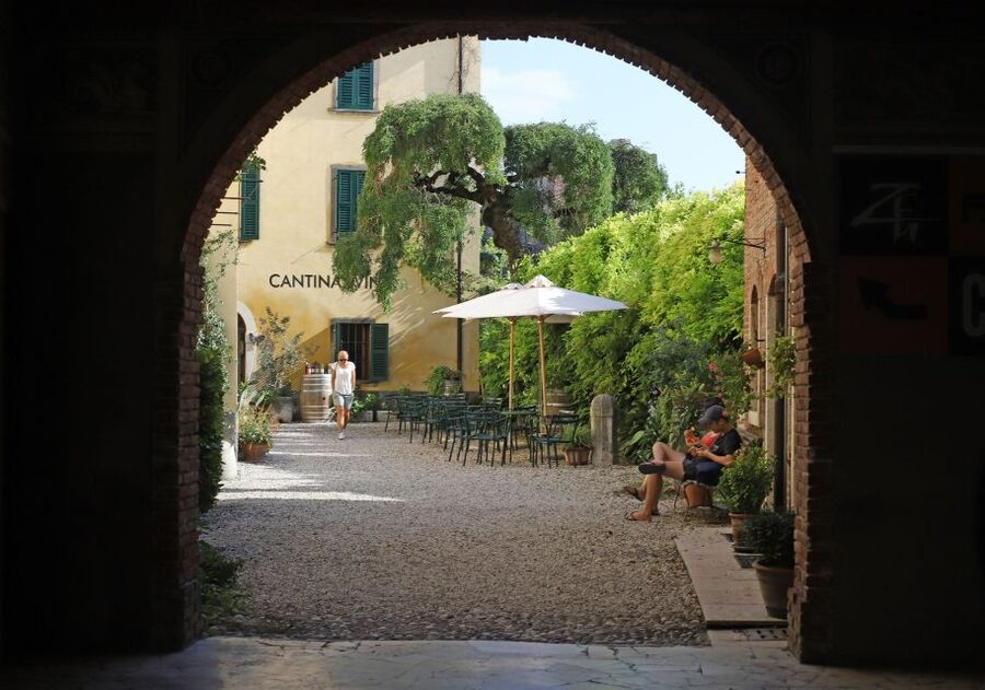 Lazise: Historical Center Wine Tasting Tour - Walking Into the Cellar Courtyard: What the Setting Means for Your Tasting