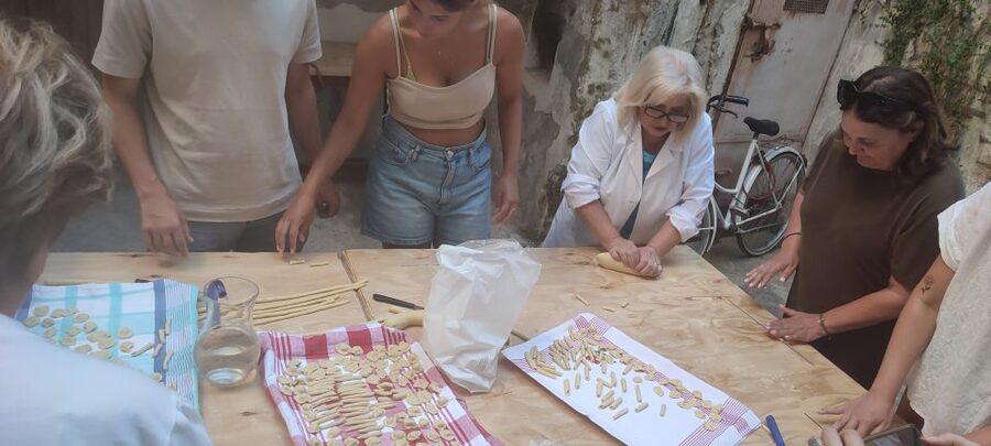 Lecce: Pasta Making Class in 1400s-Era Courtyard with Wine - Language support (Italian, English, French) and how to use it