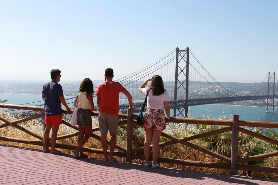 Lisbon: Arrábida and Sesimbra Day Trip with Wine - Sesimbra: fishing village lunch time and Atlantic air