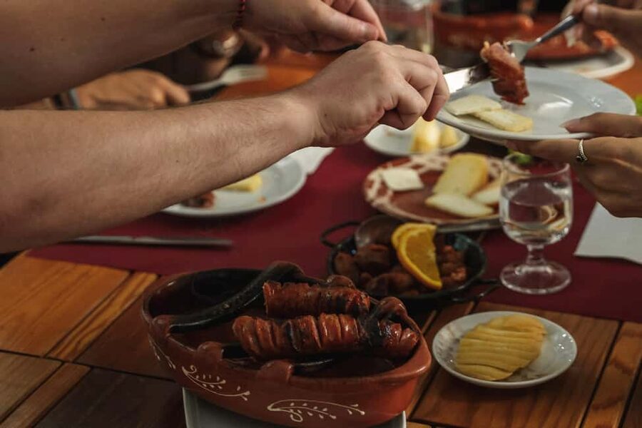 Lisbon: Food & Wine Walking Tour Through Baixa - Where you meet, how the walk stays simple