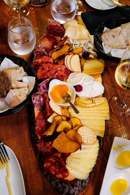 Lisbon: Premium Wine and Tapas Tasting Session - Pata negra and Iberian sausage: the Portuguese flavor lesson you came for