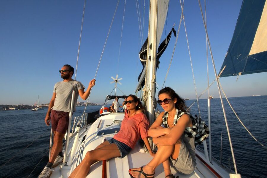Lisbon: Sailing Tour with Wine and Snacks - Key things that make this sailing tour worth it