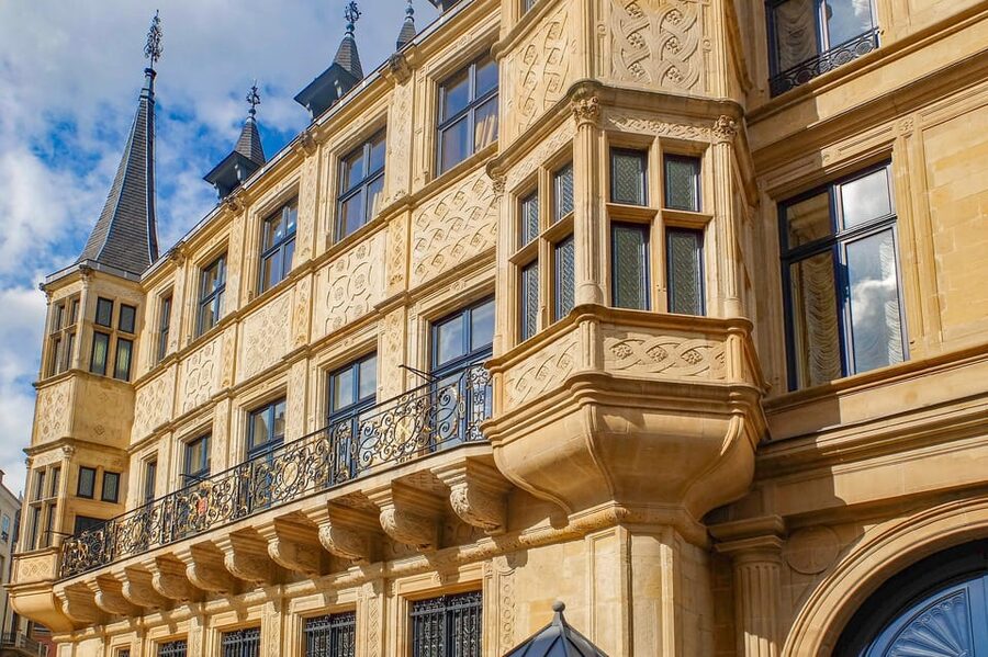 Luxembourg City: Walking Tour with Optional Wine Tastings - Guillaume II Square: a key square without the clutter
