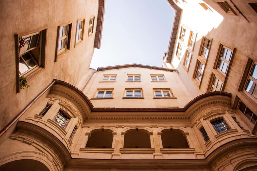 Lyon: Old Town Food Tour with 6 French Food Tastings & Wine - Crossing Toward Presqu’île for Monuments and a Seasonal Hot Dish