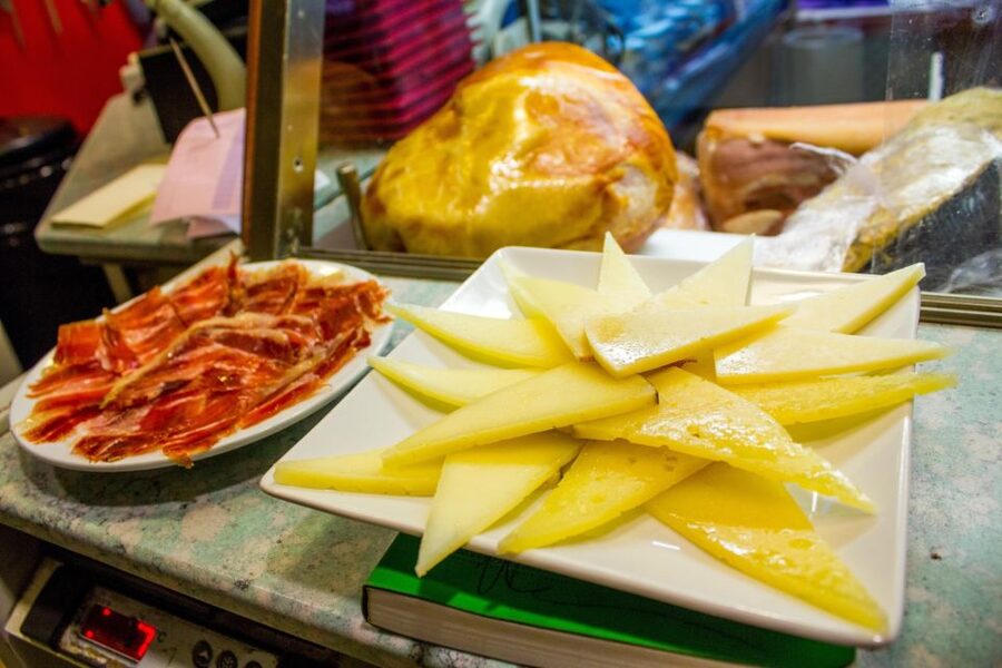 Madrid: Tapas & Wine Tasting Tour with Local Guide - Guide energy and small-group comfort (and why it matters)