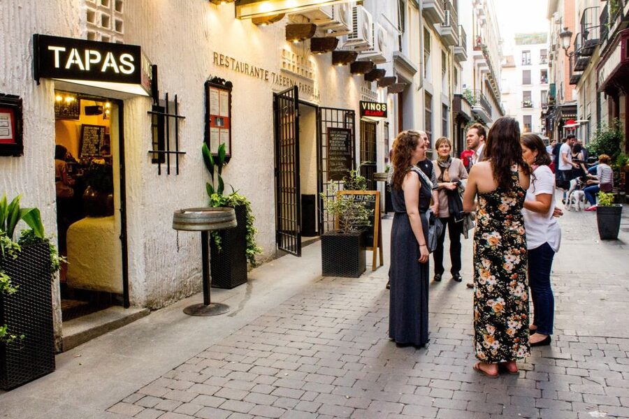 Madrid: Tapas & Wine Tasting Tour with Local Guide - Itinerary walk-through: the timing and what to watch for