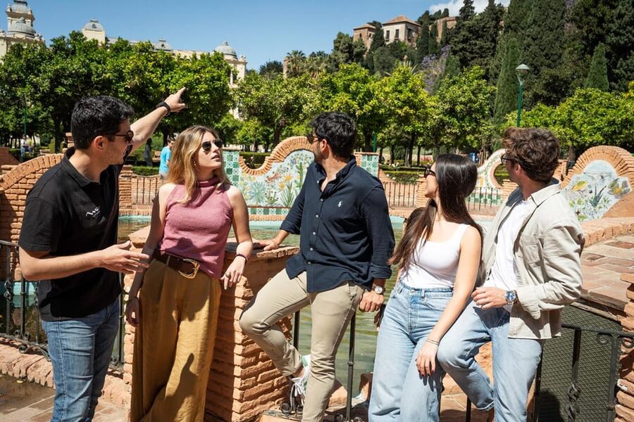 Málaga: Tapas, Wine & Rooftops Private Tour - Stops 2–4: Four tapas and wine bars, with a mix of styles