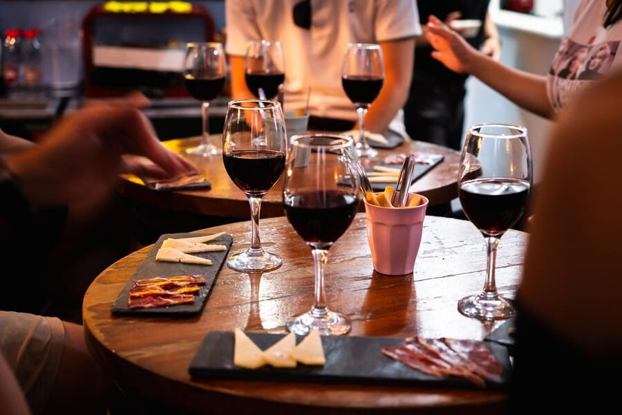 Malaga: Wine and Tapas Tour with Tastings and Drinks - Your 3-hour plan: what the pacing feels like