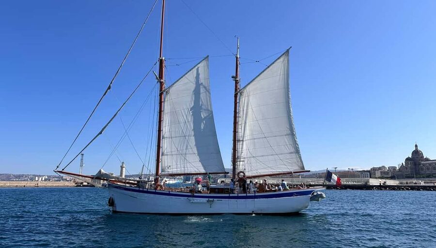 Marseille: Calanques Sailing Cruise with Lunch and Wine - The crew: friendly, professional, and in control