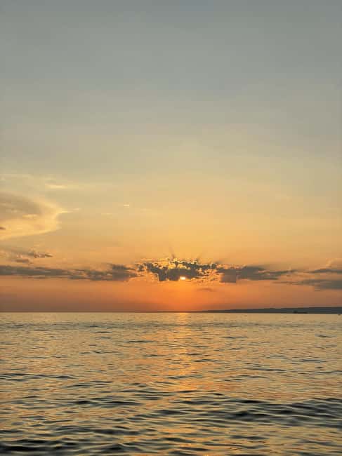 Marseille: Evening sailboat trip to the Calanques du Frioul with buffet and organic wine - Aperitif in the water, plus music that keeps things easy