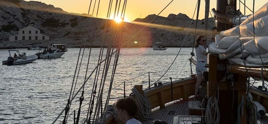 Marseille: Evening sailboat trip to the Calanques du Frioul with buffet and organic wine - Best view of Marseille, timed for sunset and city lights