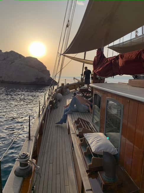 Marseille: Evening sailboat trip to the Calanques du Frioul with buffet and organic wine - Timing that matches sunset: 6 p.m. vs 7 p.m. departures
