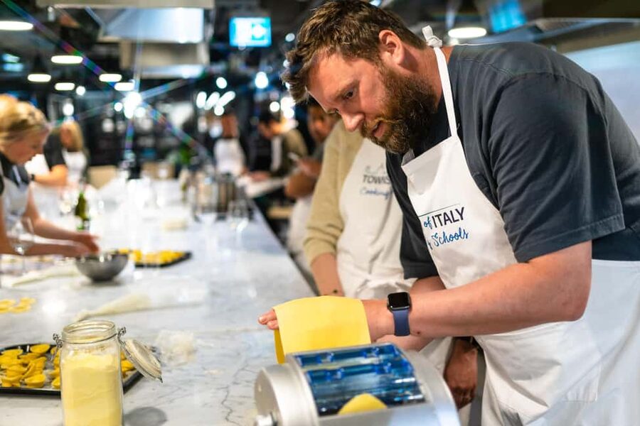 Milan: Pasta Class with Gelato or Tiramisù & Unlimited Wine - Where the class happens: Central Market, just by Milan Centrale