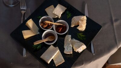 Milan: Wine Tasting Experience in the City Centre - The tasting order: red, white, and sparkling with food pairings