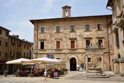 Montepulciano: Winery Tour and Tasting - Walking into the 16th-century cellar: what’s special about the space