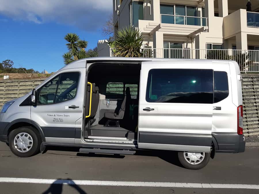 Napier: Afternoon Winery & Gin Tasting Tour Thu Fri Sat - Askerne Estate: seated wine tasting with NZ cheese among the vines
