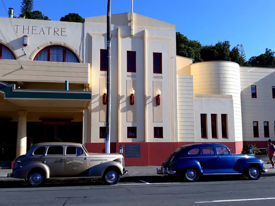 Napier: Art-Deco + Te Mata Peak+ Garden Walk + Wine Tasting - Your Guide’s Colorful Garden Stop at 26A Seapoint Road