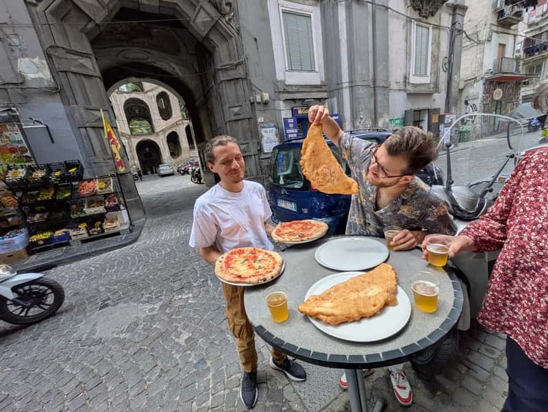 Naples: Street Art, Wine and Food Tasting Walking Tour - Palazzo delle Spagnuolo: a quick exterior win with real old-world drama