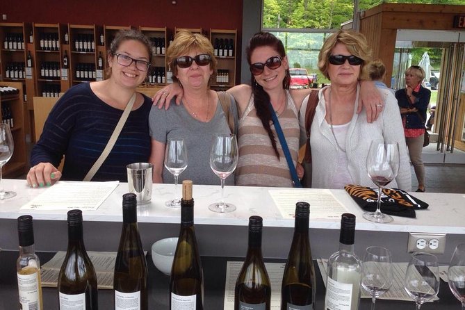 Niagara-on-the-Lake Small Group Wine Tour with Picnic Lunch - Your guide is the secret ingredient (and it shows)