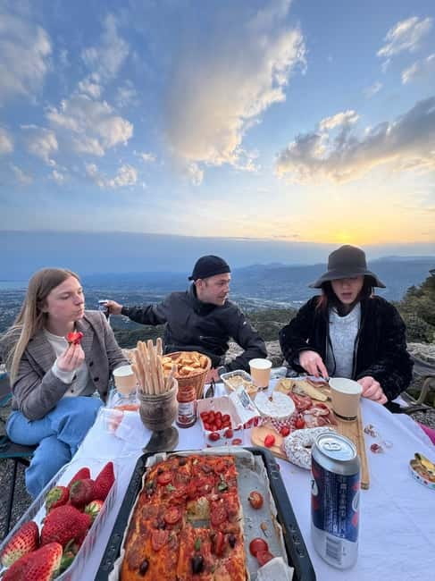Nice: Sunset & Wine Tasting in a historic Land Rover - Small-group dynamics: why 7 seats feels different