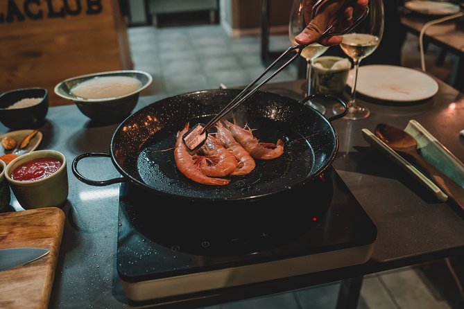 Paella Experience and Bottomless Wine in Barcelona - Who this paella night suits best