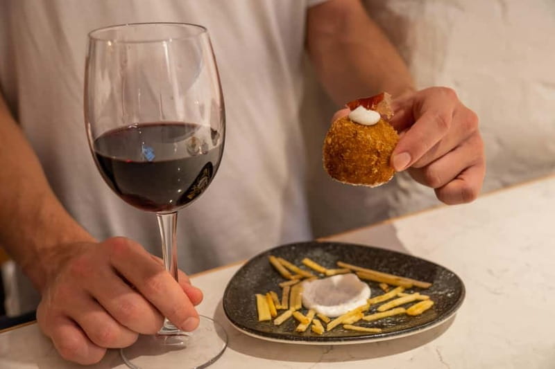 Palma de Mallorca: Gourmet Tapas and Wine Tour - The walk through Palma: Plaça Major, Plaça de la Reina, and those perfect in-between minutes
