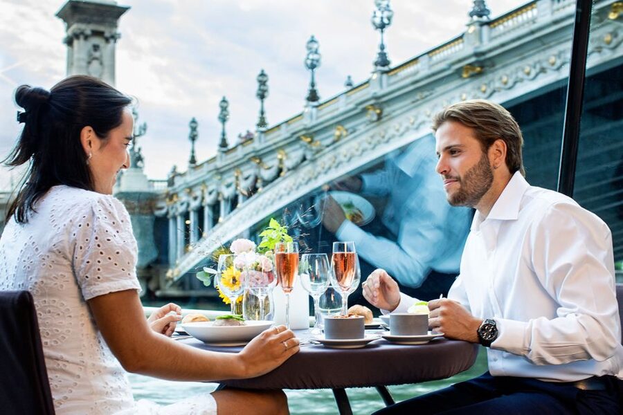 Paris: 3-Course-Dinner Cruise with Wine on the Seine River - Timing on the Seine: 6:30 p.m. and the Twilight Effect