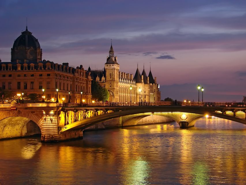 Paris: 3-Course-Dinner Cruise with Wine on the Seine River - Île de la Cité and Notre-Dame: the Moment Your Photos Start Looking Pro