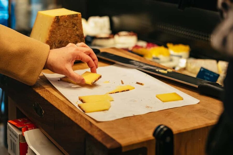 Paris: Gourmet Food Tour with Over 10 Tastings and Wine - Pastry shop lesson: macarons and Meilleur Ouvrier de France