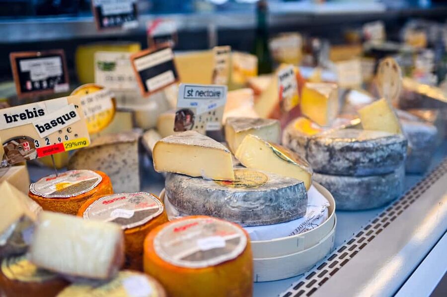 Paris: Le Marais District Food Tour with 10+ Tastings & Wine - Croque-monsieur and wine in a Jim Morrison–linked café