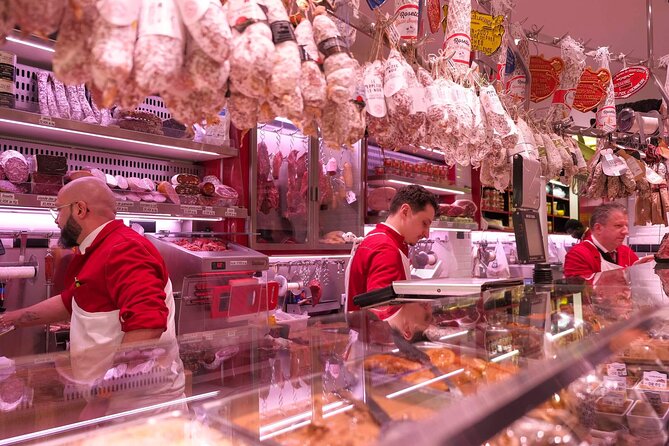 Paris Montmartre Food & Wine Tour with Eating Europe - Start at Le Pain Quotidien, then head into Montmartre like a local