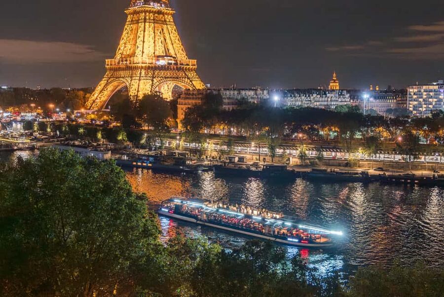 Paris : Scenic Cruise on the Seine River with Champagne - The included smartphone audioguide: how to use it well