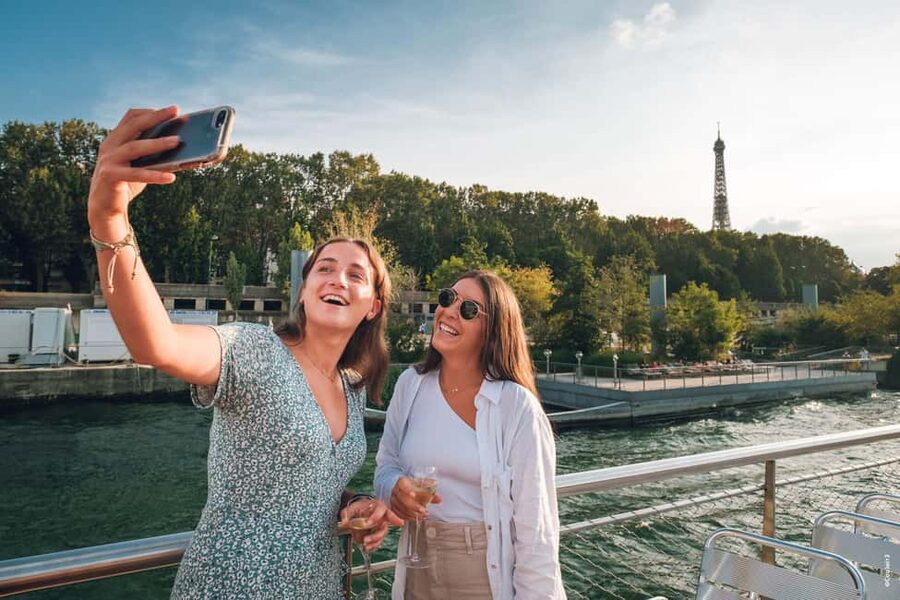 Paris: Seine River Cruise with Champagne from Eiffel Tower - Quick hits before you go