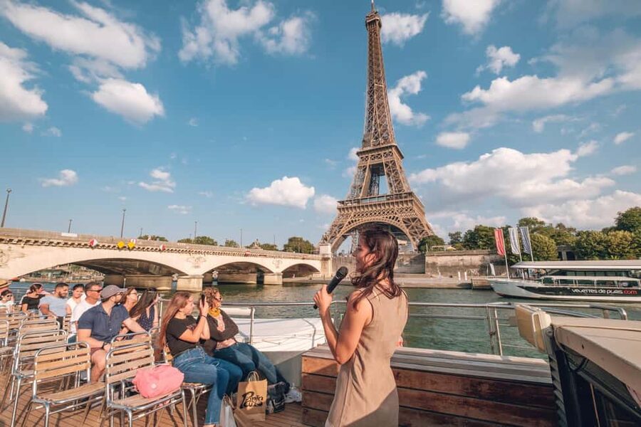 Paris: Seine River Cruise with Champagne from Eiffel Tower - A one-hour cruise that turns sore legs into great photos