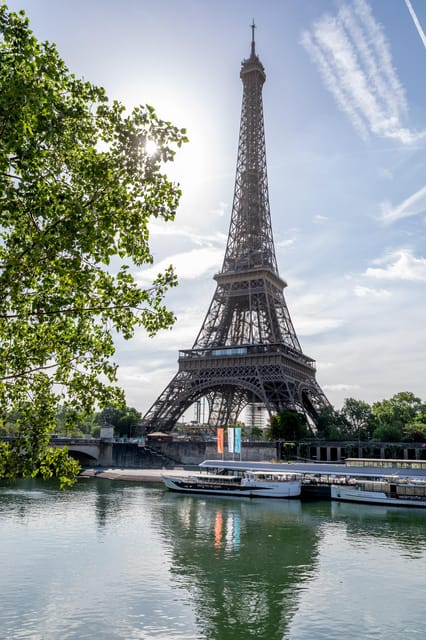Paris: Seine River Cruise with Champagne from Eiffel Tower - The Eiffel Tower stretch: the moment the cruise starts