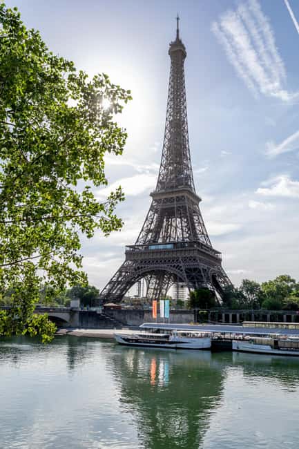 Paris: Seine River Cruise with Champagne from Eiffel Tower - Starting at the Vedettes de Paris dock near the Eiffel Tower