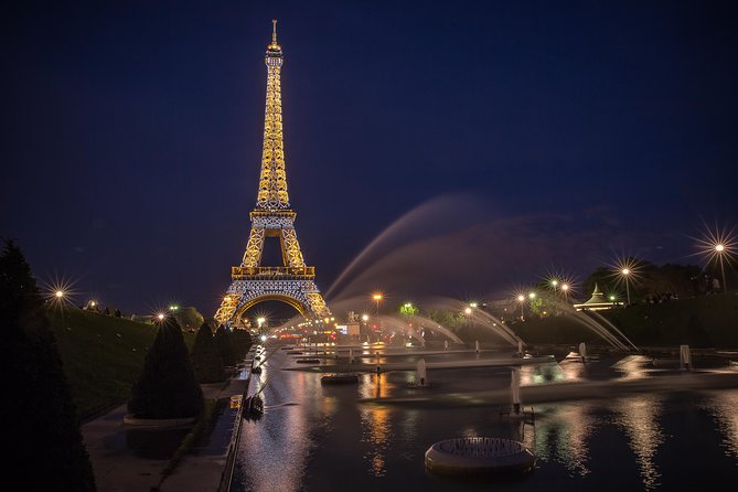 Paris Seine River Dinner Cruise by Maxim's with Champagne & Music - The Real Perk: Watching Eiffel Tower Moments Without the Hassle