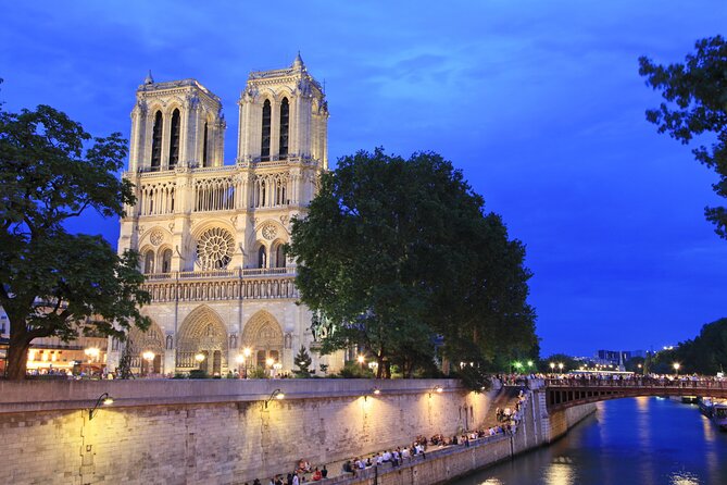 Paris Seine River Dinner Cruise with Champagne and Window Seating - Seats and sightline tactics: how to get the best table