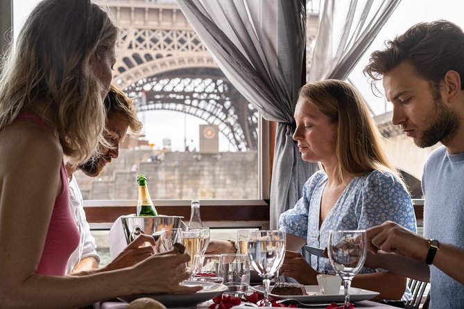 Paris Seine River Gourmet Lunch Cruise with Champagne Option - Your 1.5-hour itinerary: what happens during the cruise