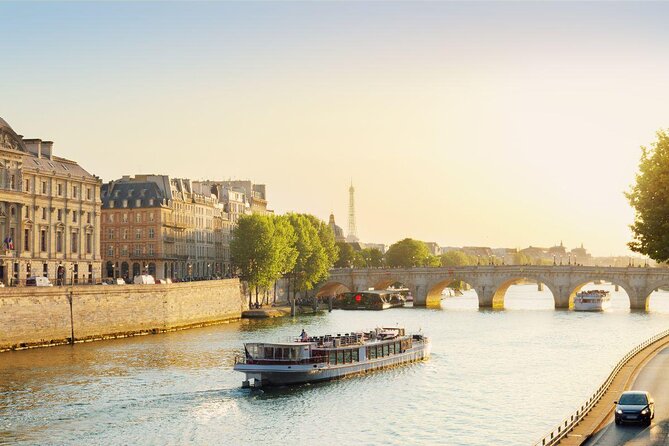 Paris: Seine River Sightseeing Sunset Cruise with Champagne - Key things to know before you board