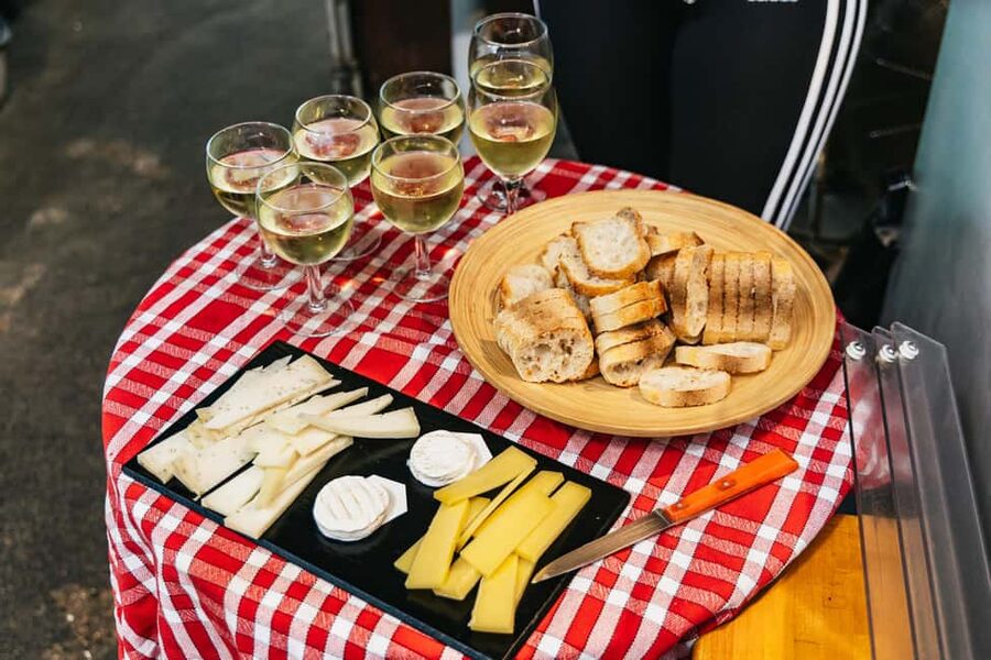 Paris: Walking Food Tour with Cheese, Wine and Delicacies - What you actually taste (and why it matters in Paris)