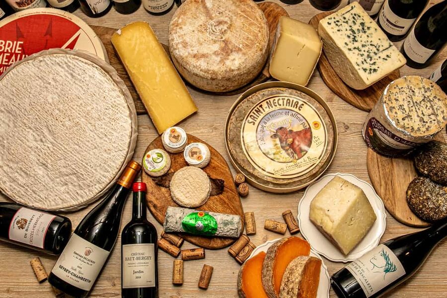 Paris: Wine & Cheese Tasting Master Class Near Eiffel Tower - The 2-hour tasting flow: 2 whites, 3 reds, and 5 cheese pairings